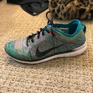 Nike flyknit pink turquoise shoes size 9.5